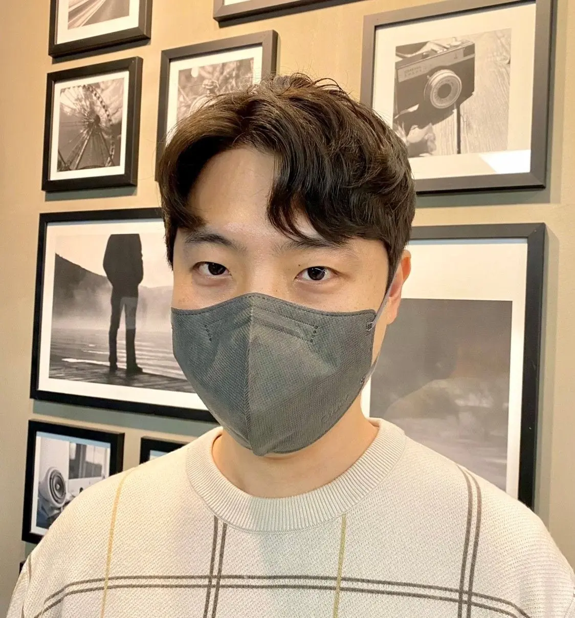 이마를 드러낸 남성 애즈펌과 다운펌, 정면
