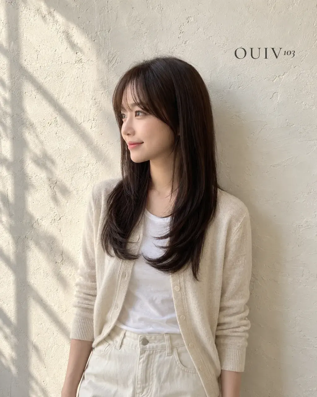 어깨 아래부터 층을 넣고 C컬로 마무리한 긴 머리, 옆모습