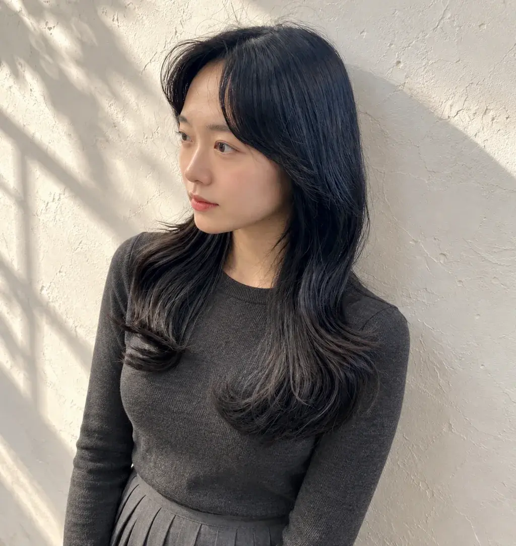 깊은 흑발에 CS컬을 넣은 긴 레이어드 머리, 옆모습