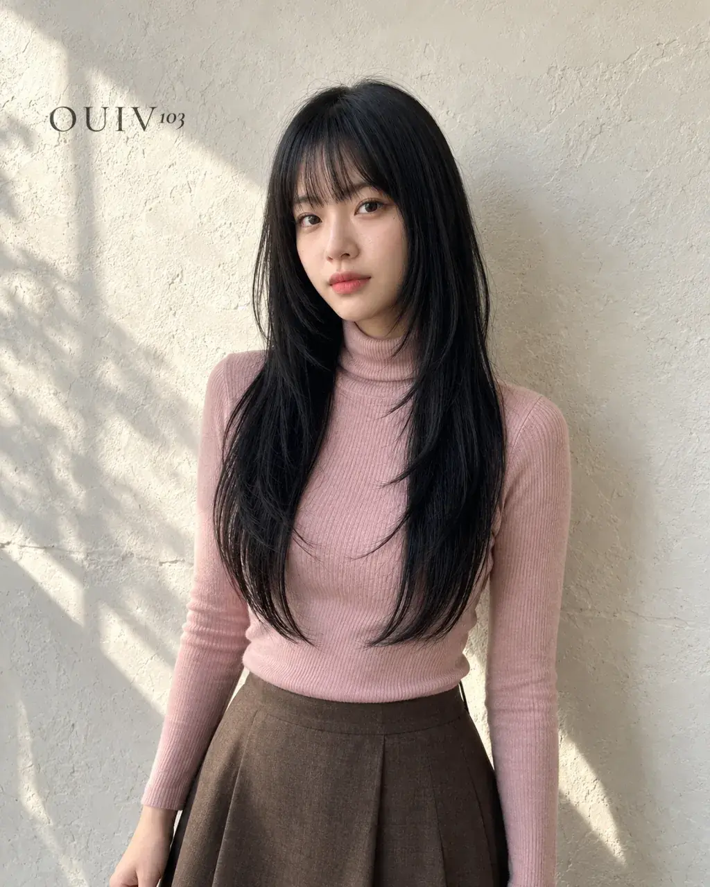 앞머리와 얼굴선 층을 낸 검은 긴 머리 슬릭허그컷, 정면