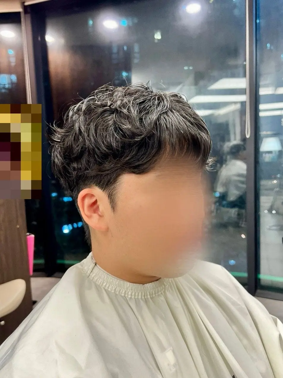 윗머리에 컬을 넣은 남성 쉐도우펌, 옆모습(얼굴 블러 처리)