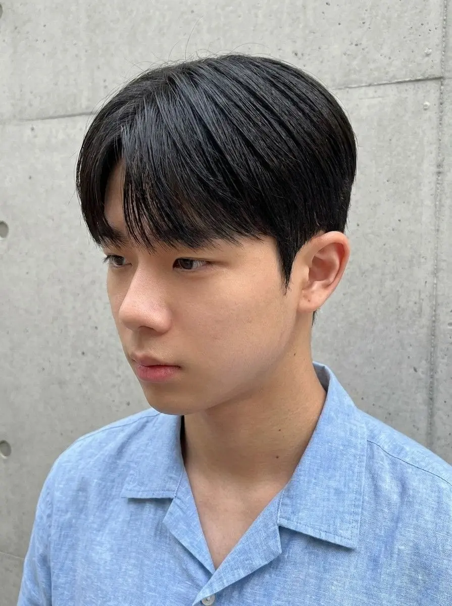 윗머리에 볼륨을 준 남성 볼륨펌, 비스듬한 정면