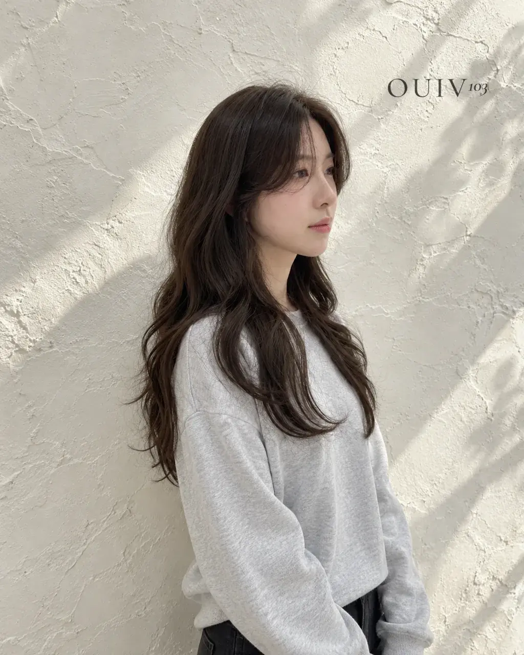 굵은 S컬 웨이브를 넣은 긴 머리 발롱펌, 옆모습