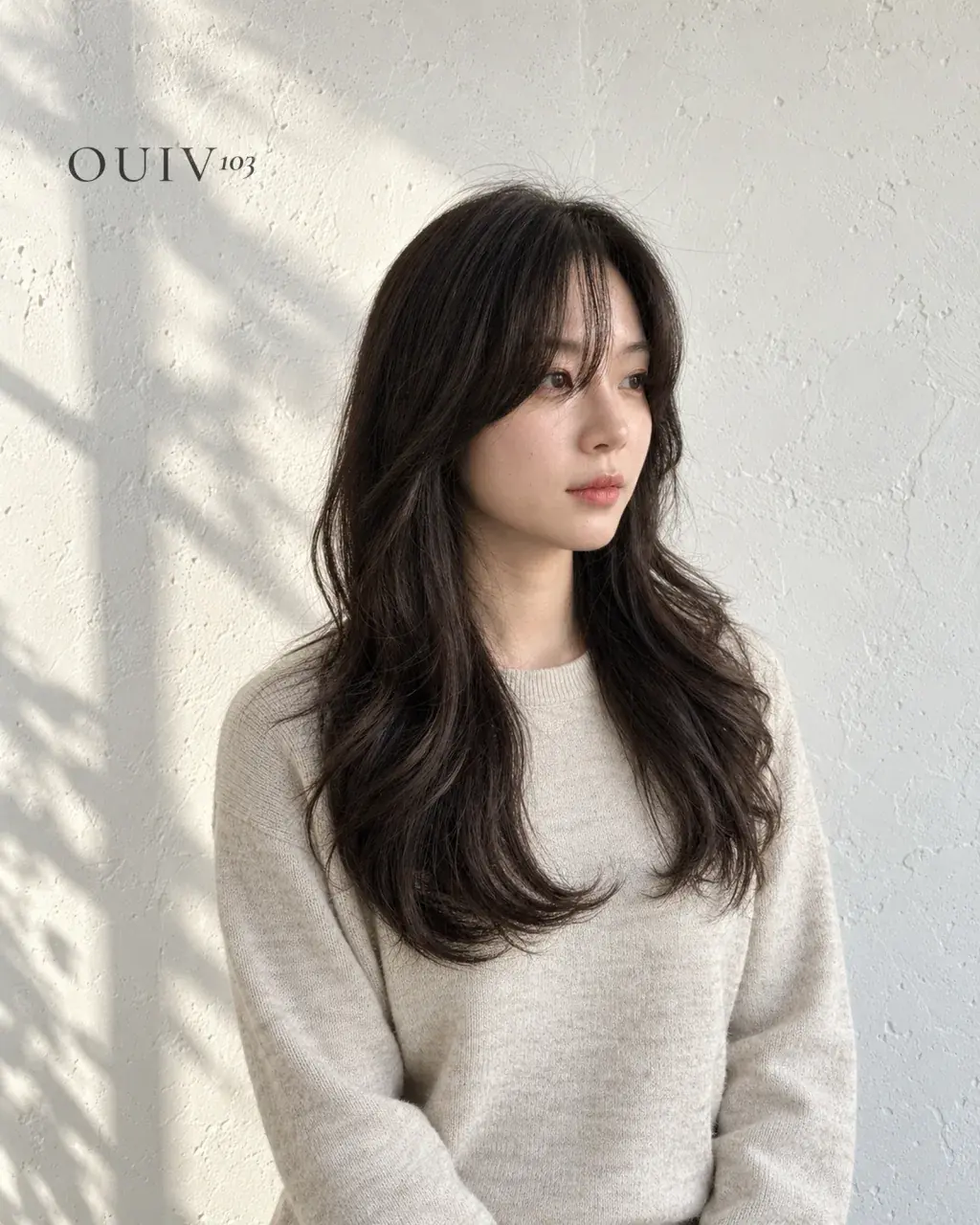 느슨한 S컬과 C컬을 넣은 긴 머리 빌드펌, 비스듬한 정면